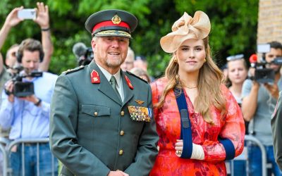 Amalia de Holland вновь появляется после работы с самым красивым цветочным платьем на лето