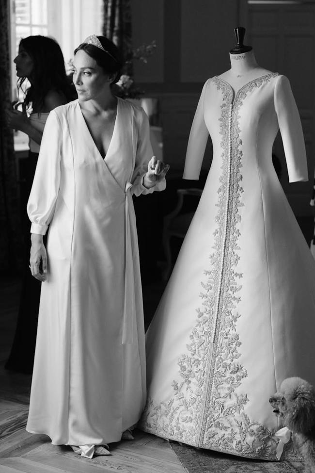 Тамара Фалько позирует со своим свадебным платьем, перед тем, как одеваться в день свадьбы.