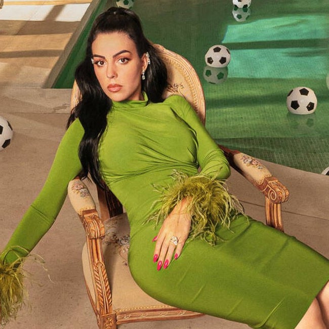 Модель на изображении I Am Georgina.