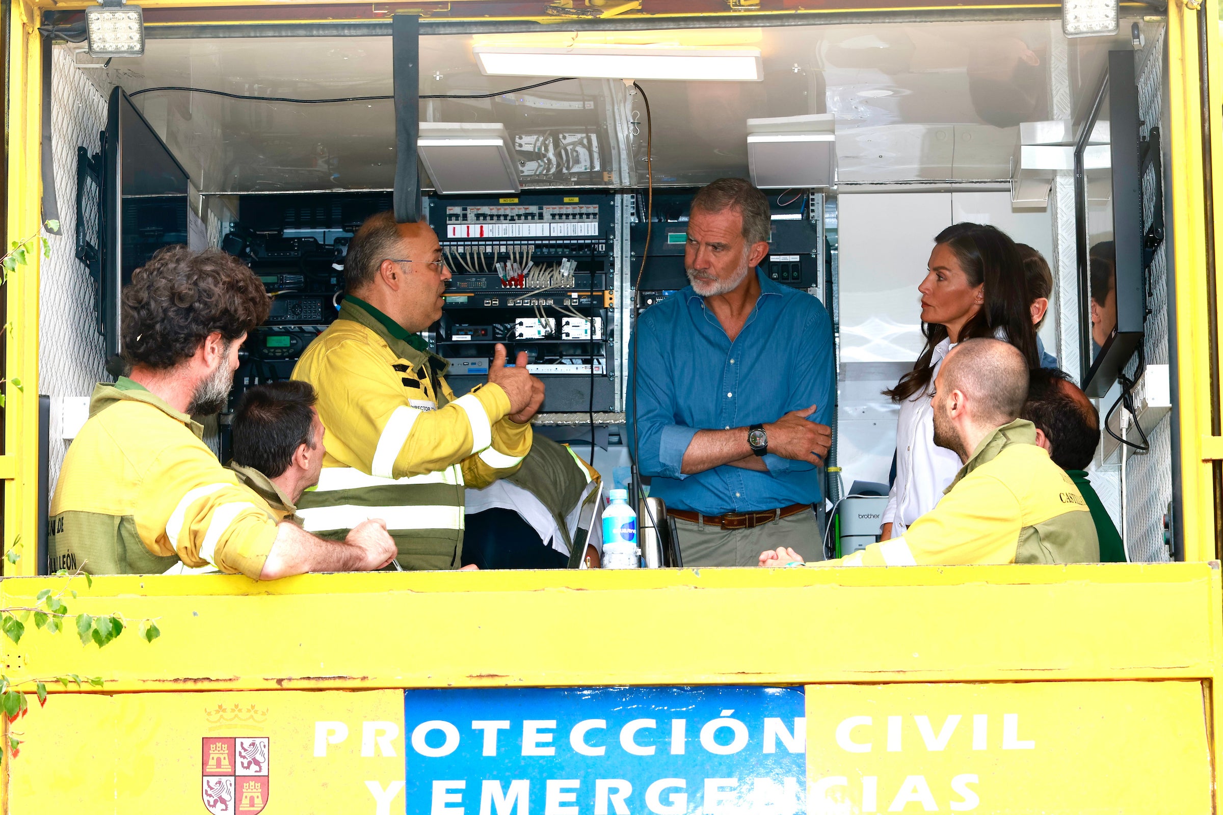 Los Reyes Felipe и Letizia, в командном сообщении, расположенном в доме Лейк -парка в Санабрии, общаются с гражданской защитой.