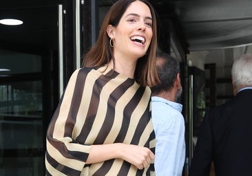 София Палазуэло становится идеальным гостем в опера с плоскими полосами и плоскими сандалиями