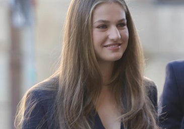 Премьера Леонора станет принцессой из Вианы в Наварре с дипломатической полосовой курткой костюма любимой фирмы Летизии