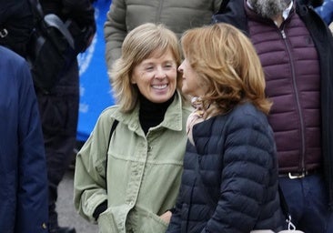 Марта Карасо, секретарь королевы Летиции, демонстрирует силу сахарского пиджака во время своего визита в образцовый город Астурия.