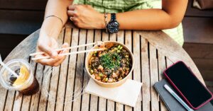 Почти половина из тех, кто прекращает прием препаратов для похудения GLP-1, сохраняет вес