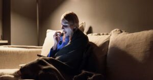 Есть после 9 вечера? Стресс и ночные перекусы могут увеличить риск для здоровья кишечника