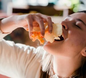 Употребление в пищу ультраобработанных продуктов увеличивает риск переломов костей