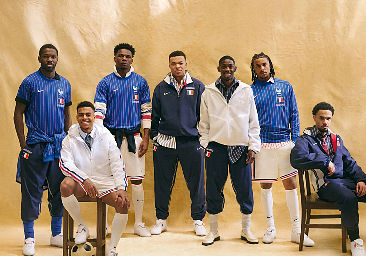 Французские игроки носят коллекцию Jacquemus и Nike.