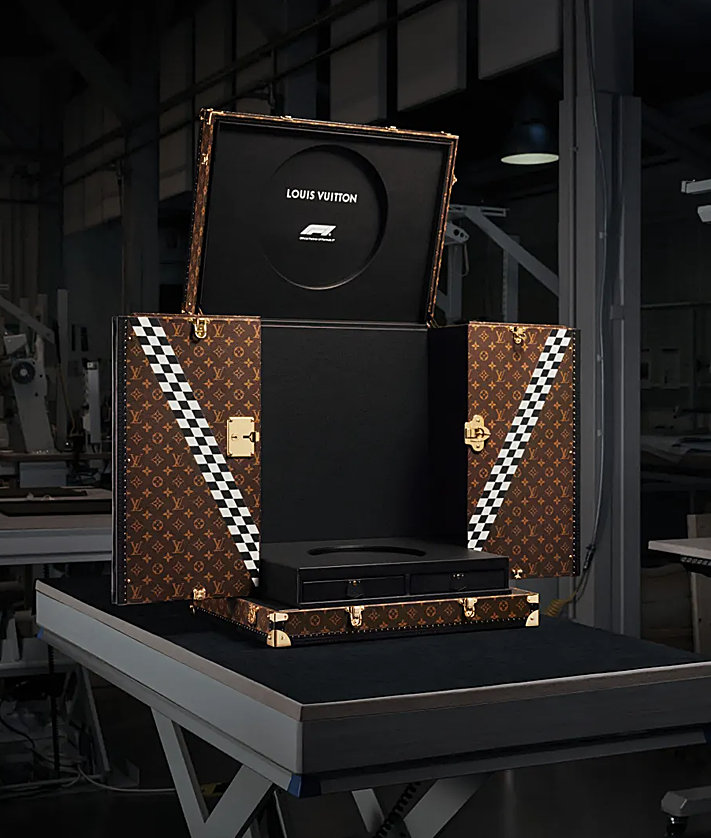 Вторичное изображение 2 – Автомобиль Gucci F1, чех Перес Плёто, одетый в одежду Tommy Hilfiger, и багажник Louis Vuitton для трофея.