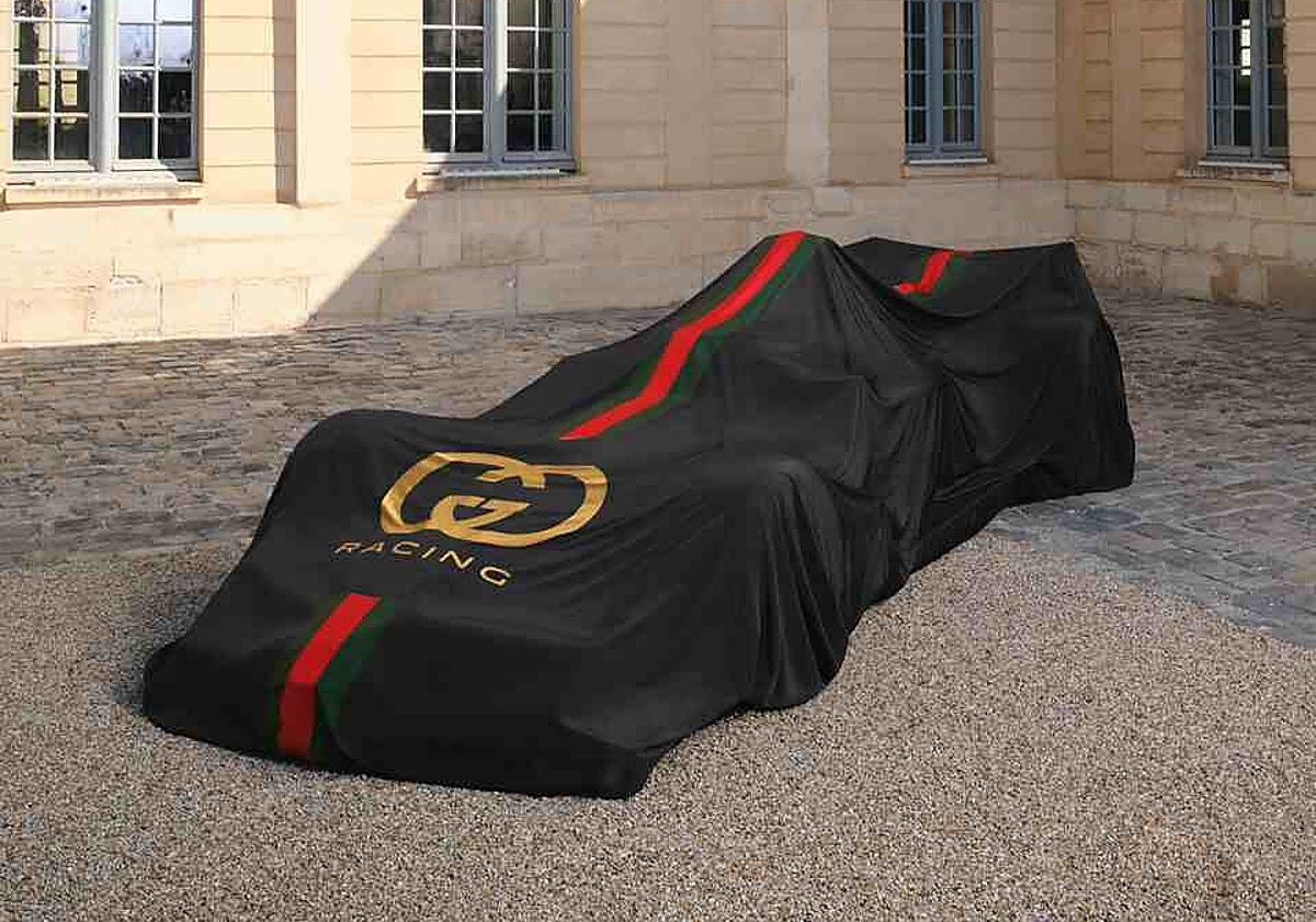 Основное изображение – автомобиль Gucci F1, чех Перес Плёто, одетый в одежду Tommy Hilfiger, и багажник Louis Vuitton для трофея.