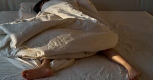 Отсутствие чуть более 1 часа сна каждую ночь может привести к увеличению веса