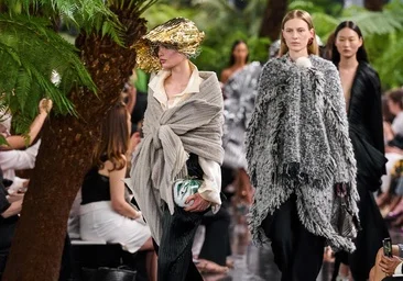 Показ Christian Dior Haute Couture в Париже: Джонатан Андерсон подписывает тропическую оду скульптору Линде Бенглис