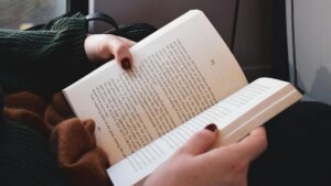 Лучшие книги для чтения в долгом перелете: романы, которые зацепляют с первой страницы