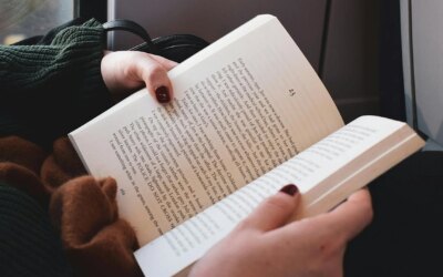 Лучшие книги для чтения в долгом перелете: романы, которые зацепляют с первой страницы