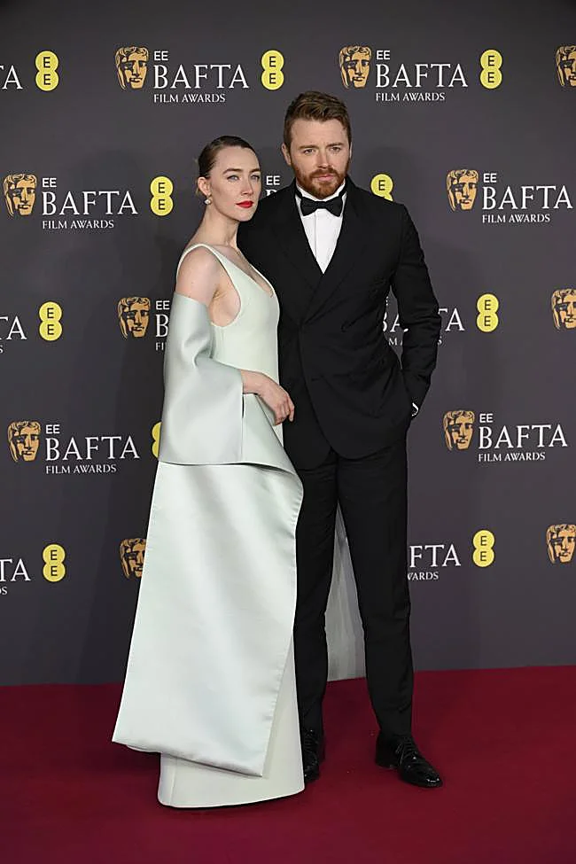Джек Лоуден с женой Сиршей Ронан на фотоколле церемонии вручения премии Bafta Awards 2025.
