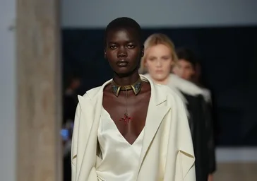 Это дебют Марии Грации Кьюри в Fendi Haute Couture: ода итальянской женственности в чувственном и шикарном ключе.
