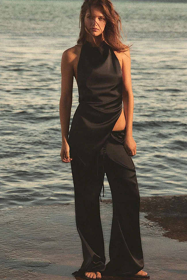 Черные брюки Zara (25,99 евро)