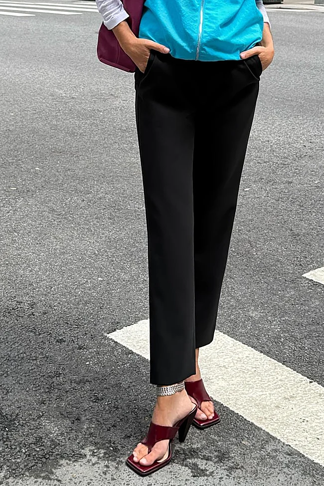 Черные брюки Zara (29,99 евро)