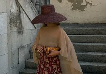 Накидка есть у каждого гостя: как ее носить и какие самые красивые осенью
