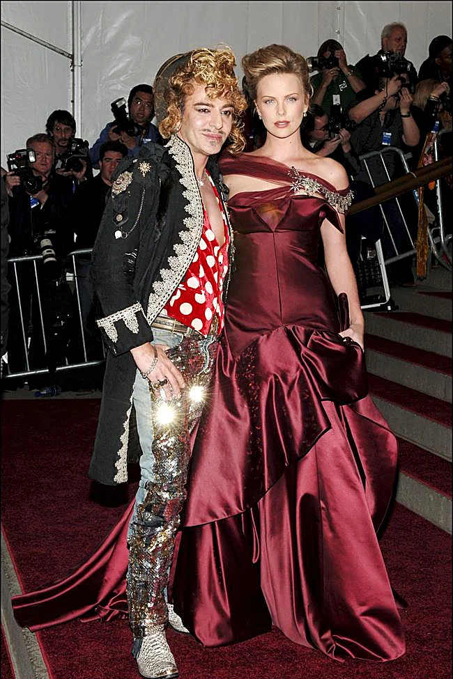 Гальяно на Met Gala с Шарлиз Терон.