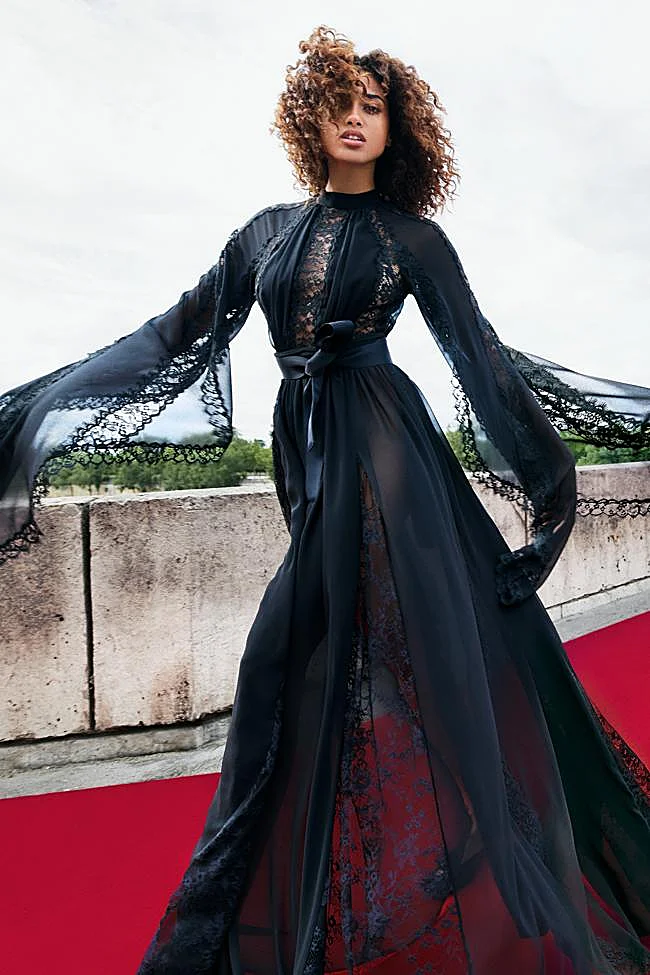 Черное кружевное платье из новой коллаборации H&M и Elie Saab.