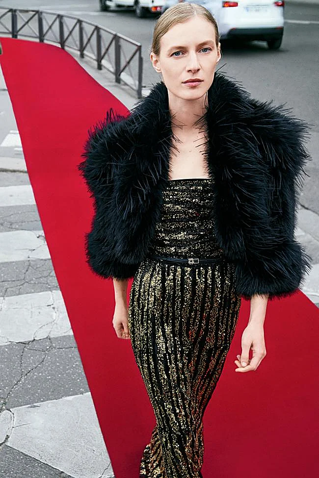 Платье с пайетками и пуховик из новой коллаборации Elie Saab и H&M.