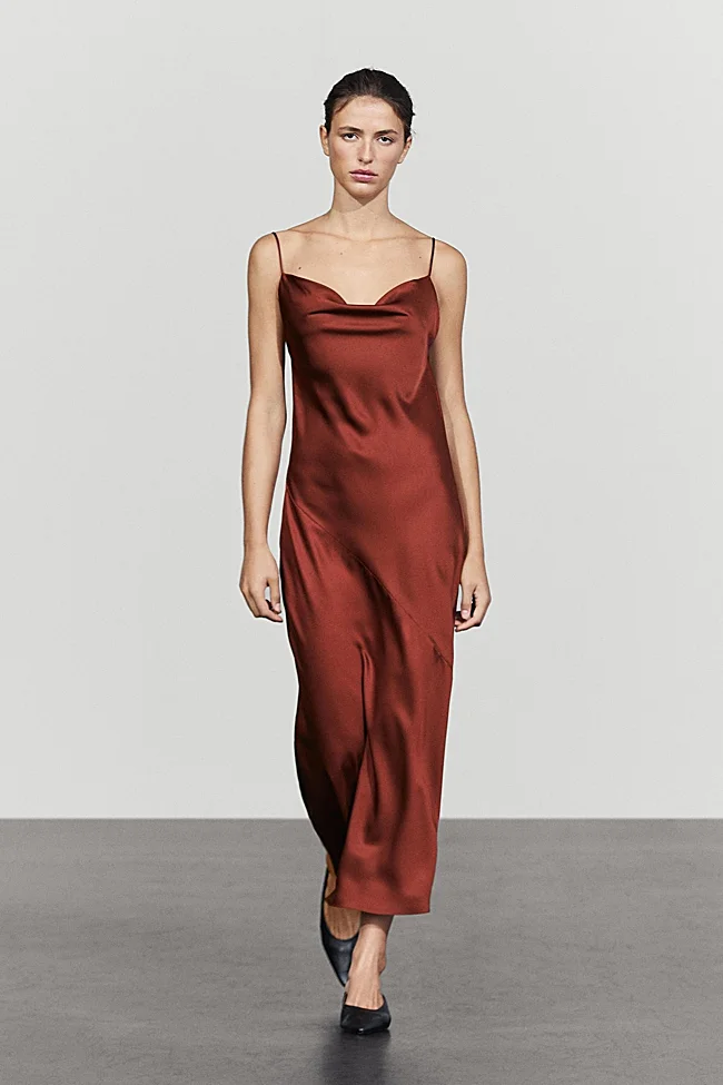 Атласное платье от Massimo Dutti (89,99 евро)