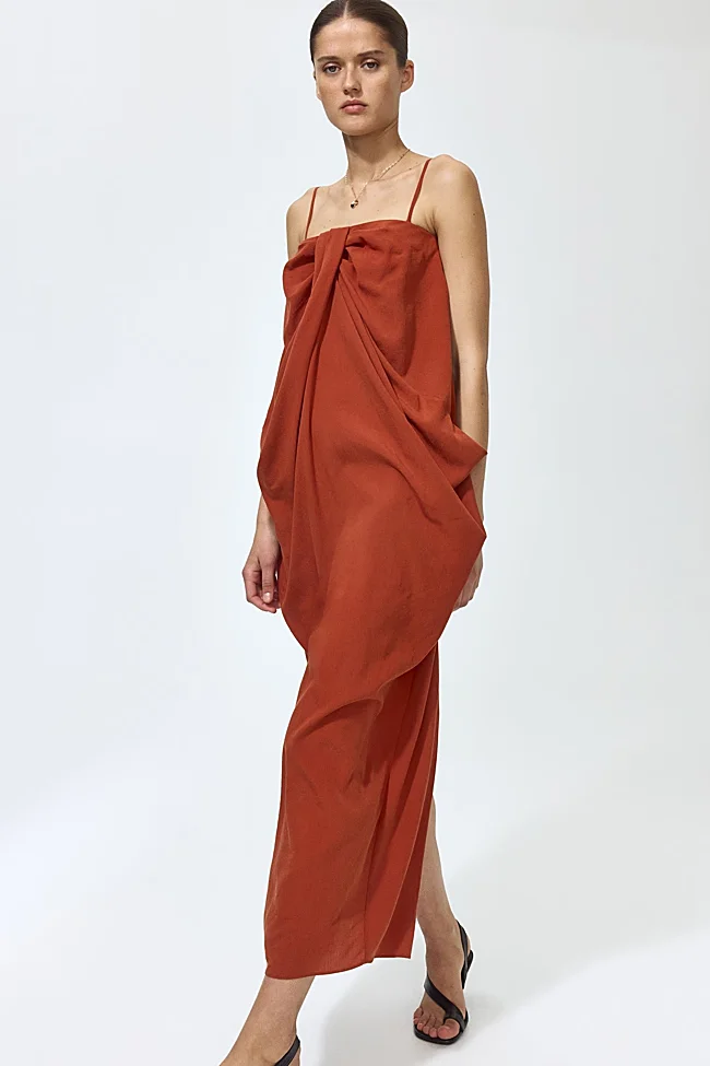 H&M кирпично-красное платье (69,99 евро)