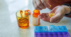 Распространенные комбинации лекарств связаны с вредными каскадами назначений пожилым людям