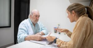 Вариант APOE может помочь уровню p-tau217 предсказать, у кого раньше развивается снижение когнитивных функций