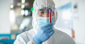 FDA одобрило два новых анализа крови на болезнь Альцгеймера, в том числе один для взрослых в возрасте от 40 лет.