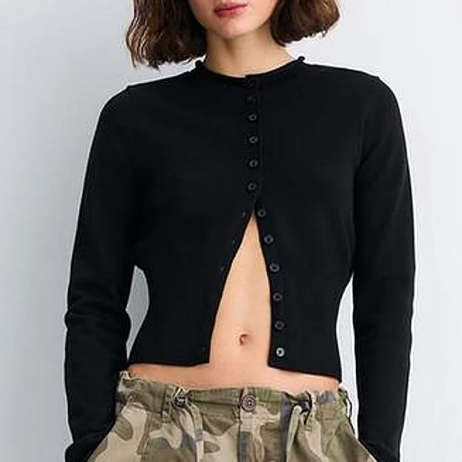 Приталенный черный свитер Stradivarius, 22,99 евро.