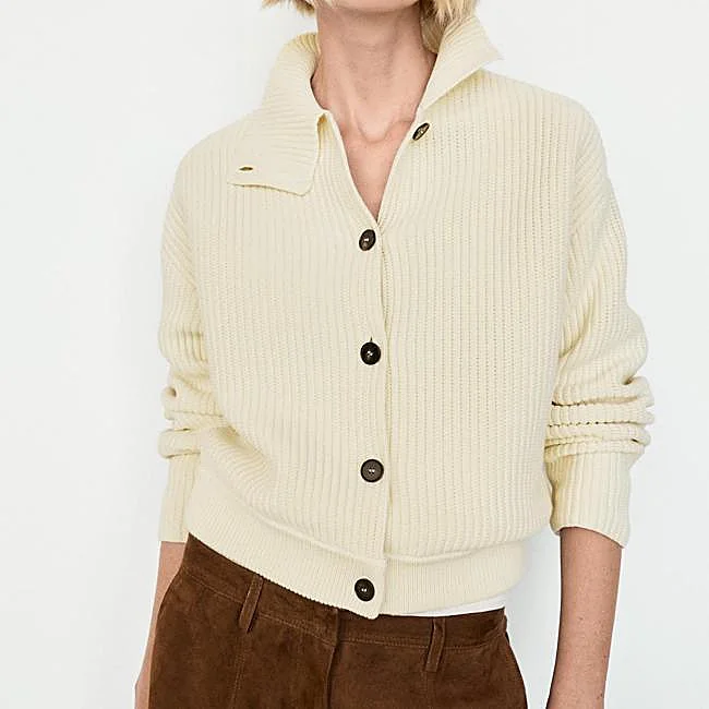 Белый кардиган с воротником от Massimo Dutti, 89,95 евро.
