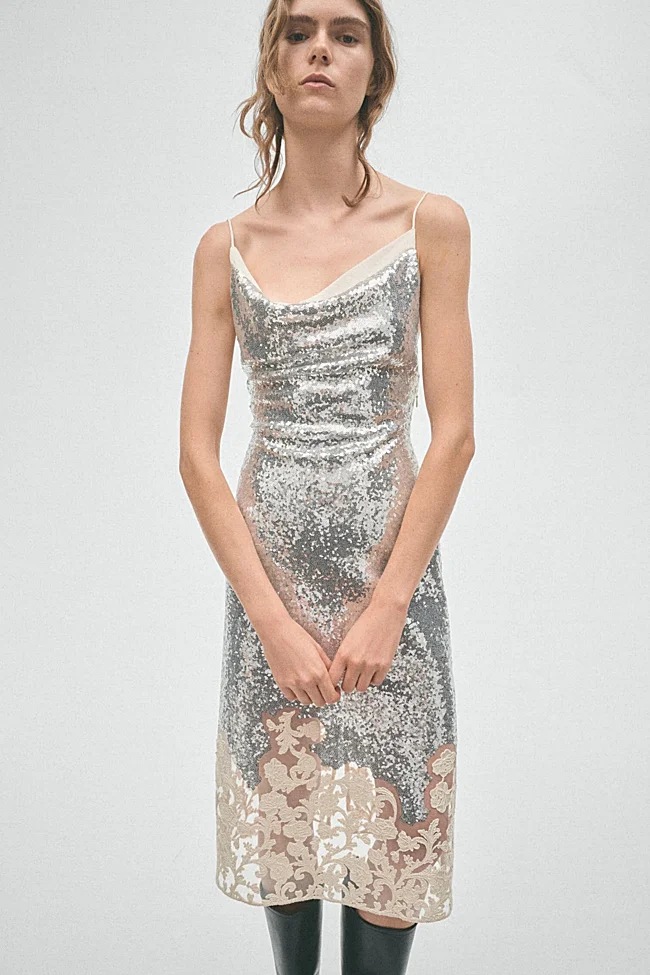 Платье с пайетками H&M (129 евро)