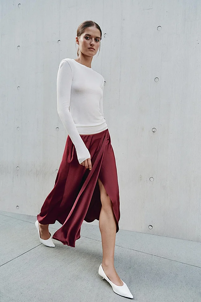 Вязаный топ + атласная юбка + белые туфли (Фото: Zara)