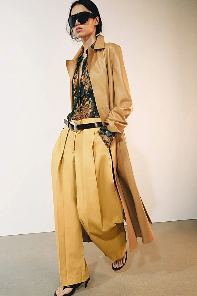 Длинный плащ + рубашка с цветочным принтом + плиссированные брюки (Фото: Zara)