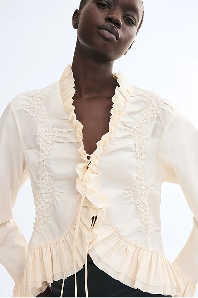 Белая рубашка с рюшами от H&M (49 евро)