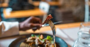 Исследование показало, что сахар, содержащийся в красном мясе, связан с более высоким риском диабета 2 типа