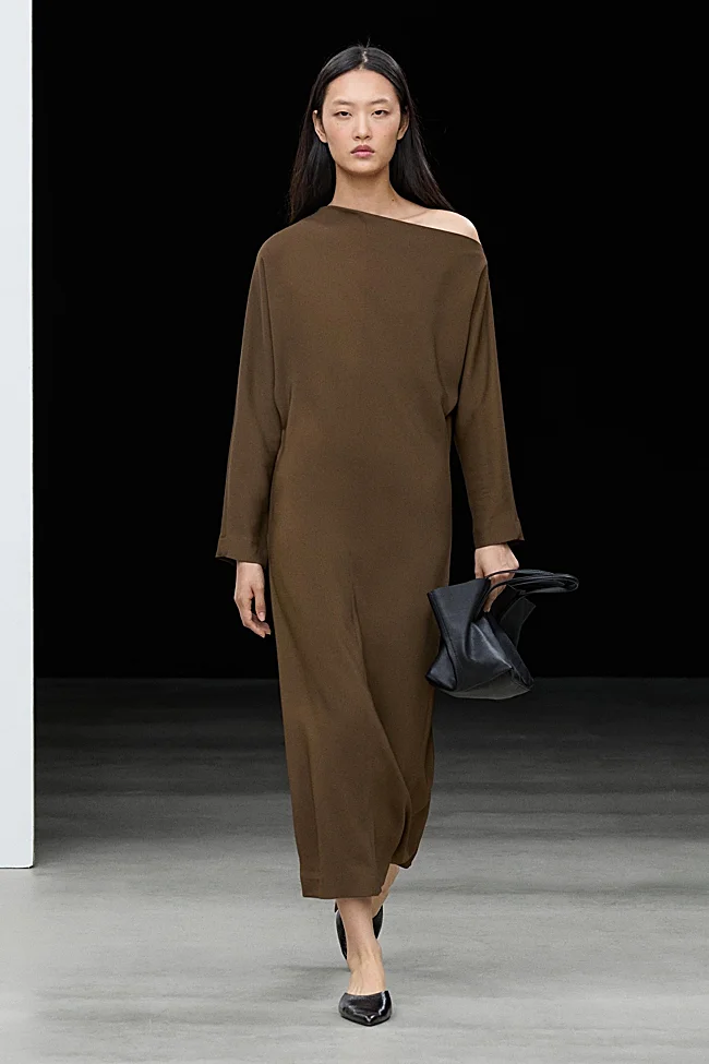 Платье миди Massimo Dutti (129 евро)