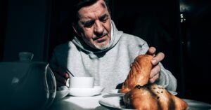 Потеря полезных бактерий во время воспаления может вызвать новую чувствительность к пище при ВЗК.
