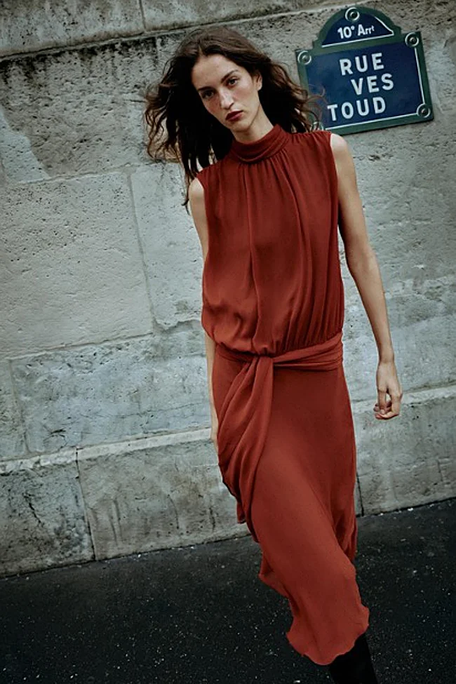 Платье миди Zara (39,99 евро)